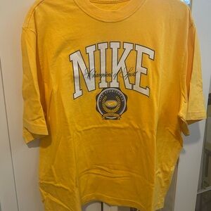 NWOT💛 NIKE SPORTSWEAR T-SHIRT